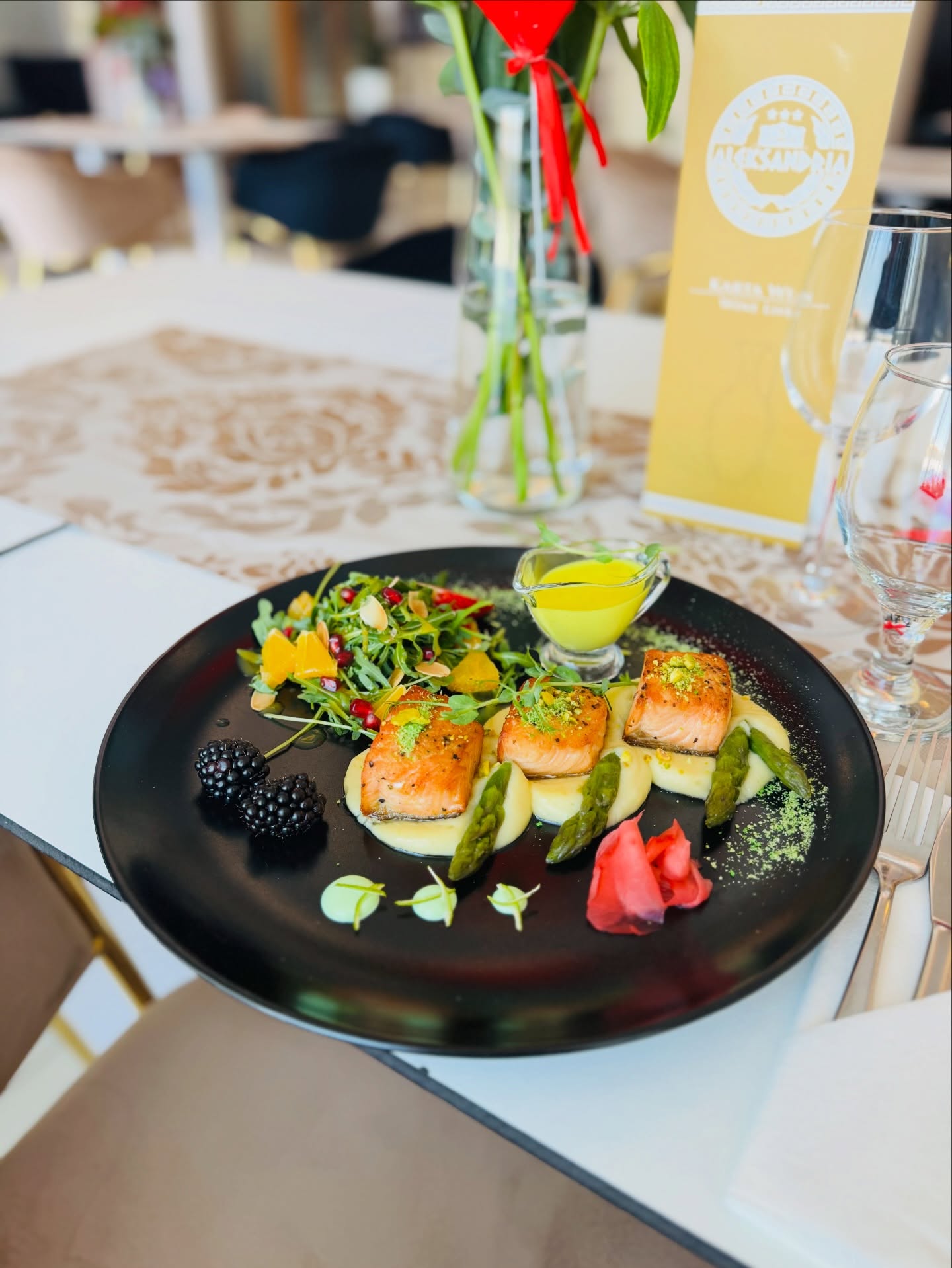 Łosoś z puree i szparagami — danie z restauracji Aleksandria