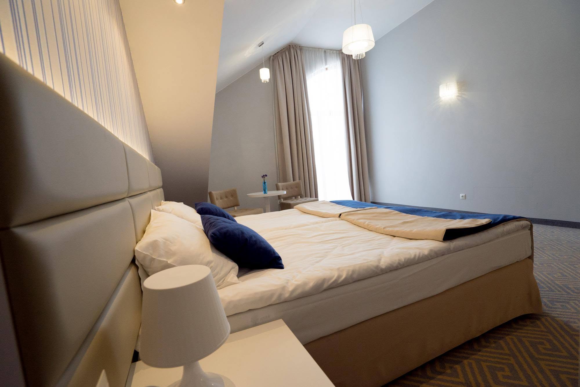Komfortowy pokój hotelowy z dużym łóżkiem