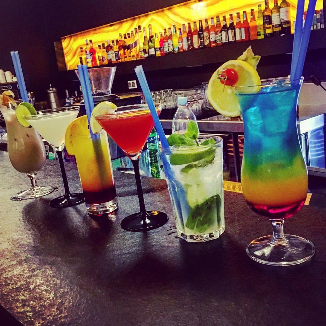 Drinki przy barze restauracji Aleksandria
