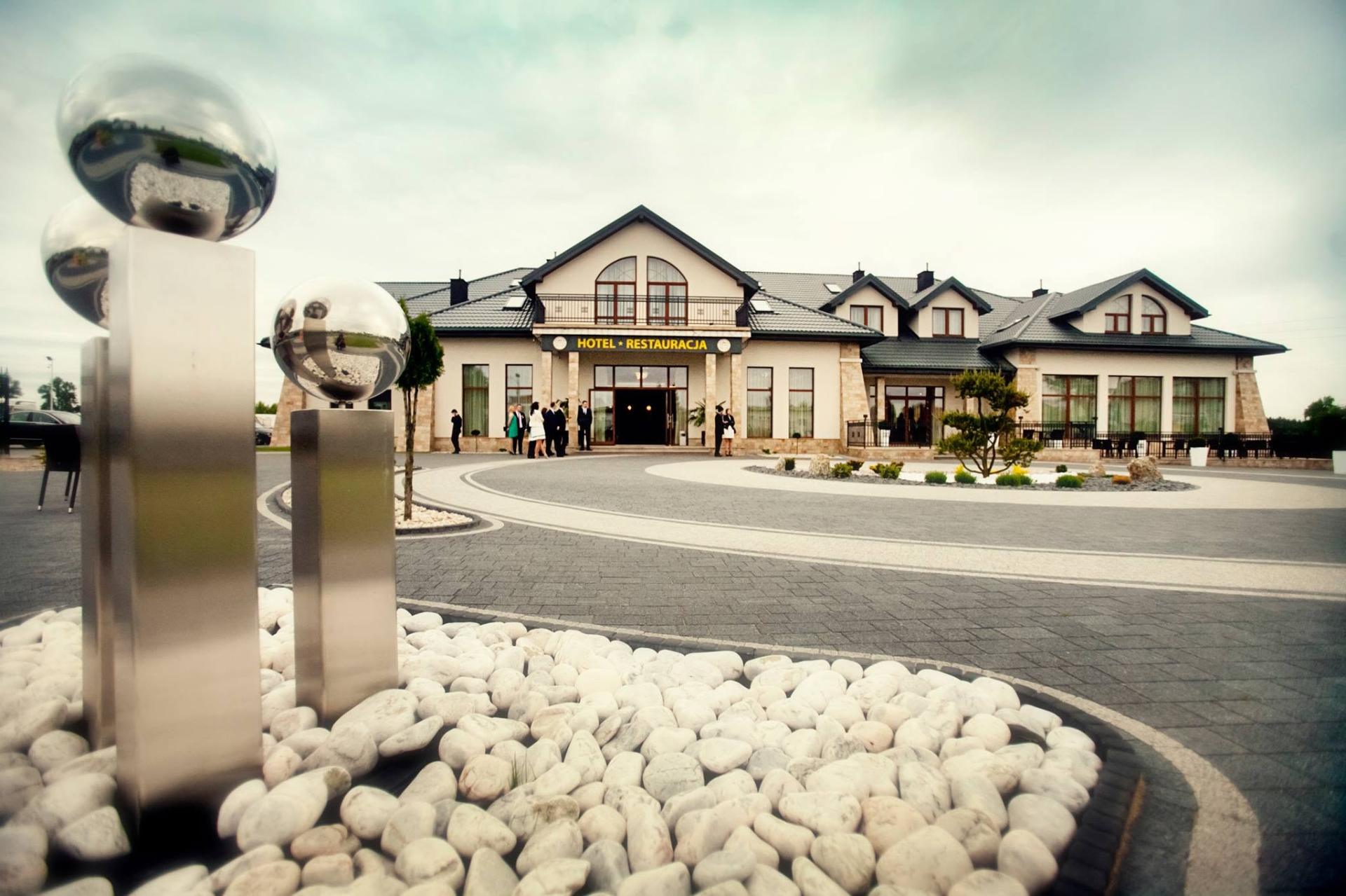 Budynek Hotelu Aleksandria i otoczenie obiektu