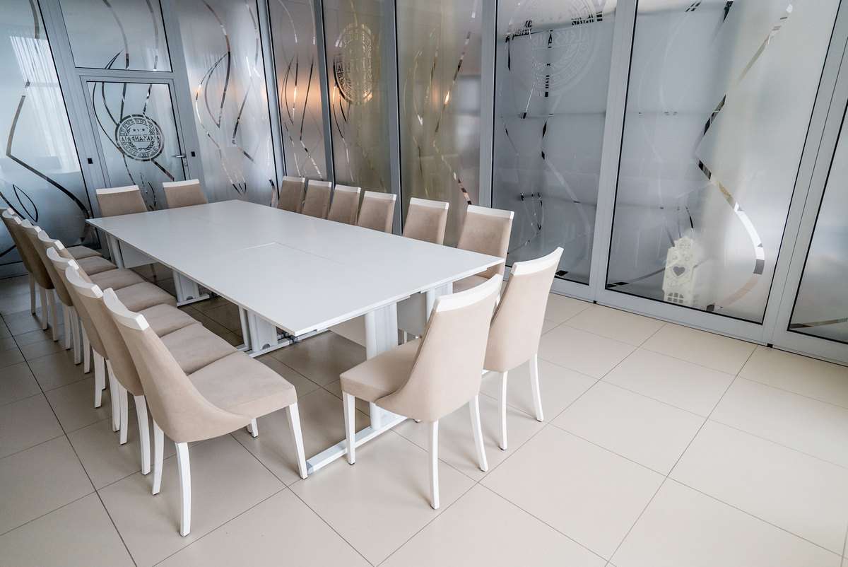 Sala konferencyjna w Hotelu Aleksandria w Siedlcach — ustawienie bankietowe