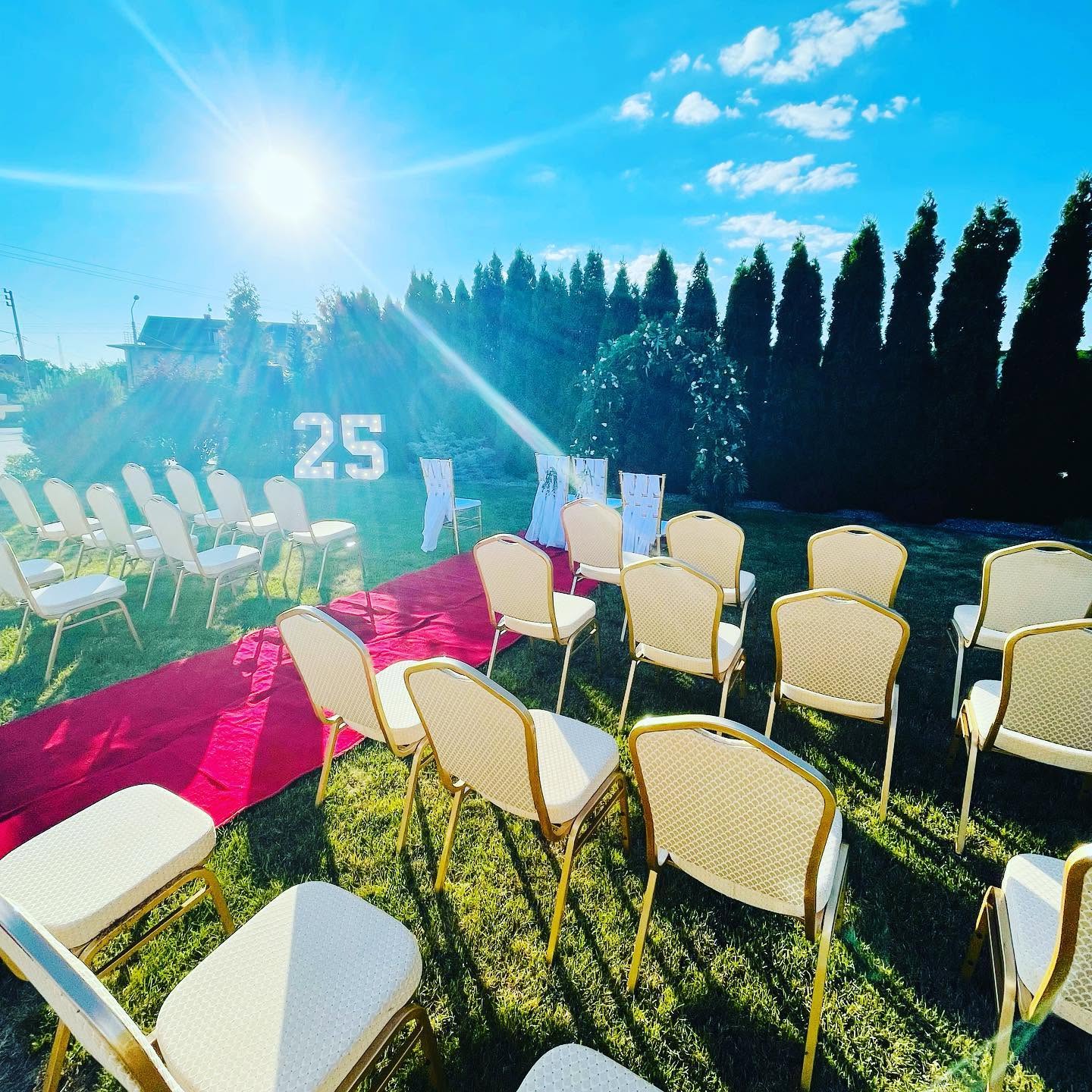 Plenerowa ceremonia w ogrodzie Hotelu Aleksandria