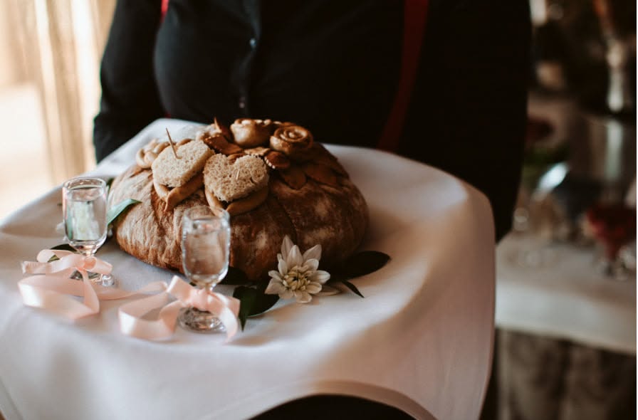 Tradycyjne powitanie chlebem i solą Pary Młodej