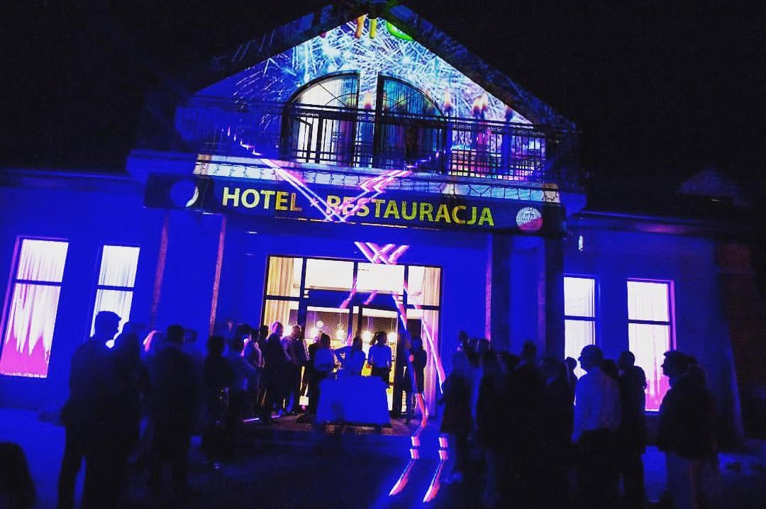 Wieczorna iluminacja Hotelu Aleksandria podczas przyjęcia