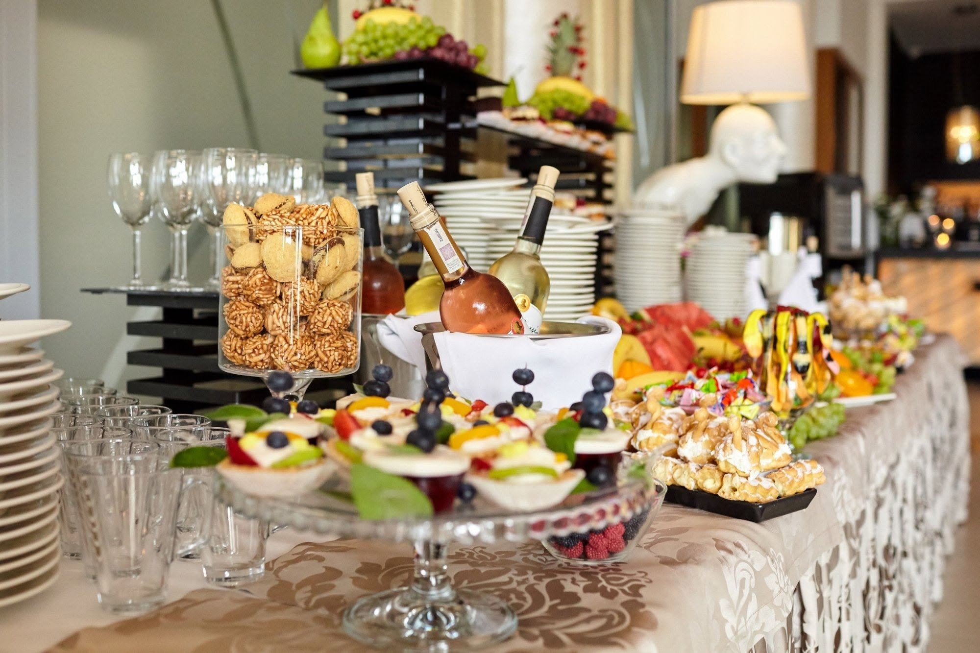 Stół z deserami, owocami i napojami — catering na uroczystości