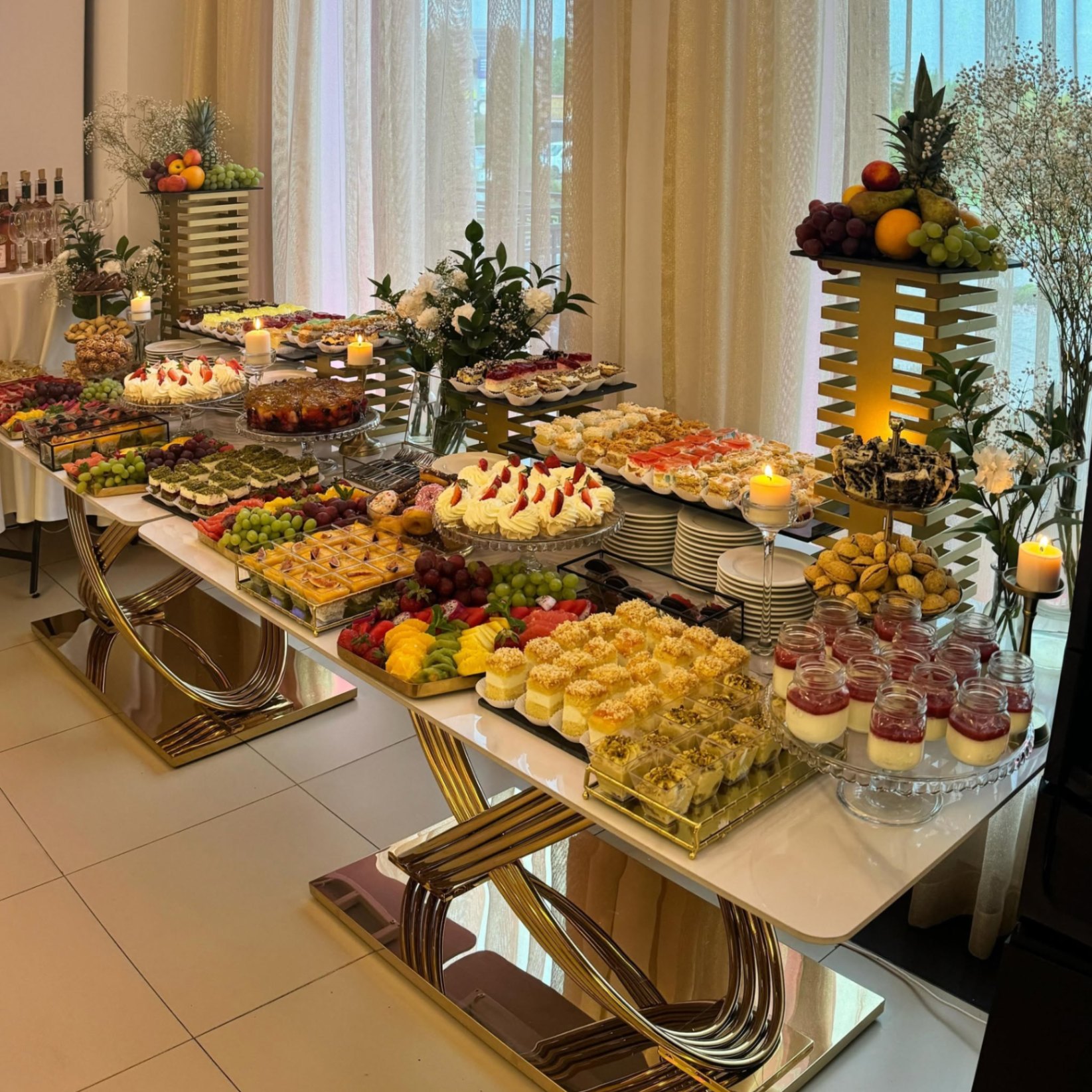 Słodki stół z ciastami i deserami — catering na komunię i chrzciny